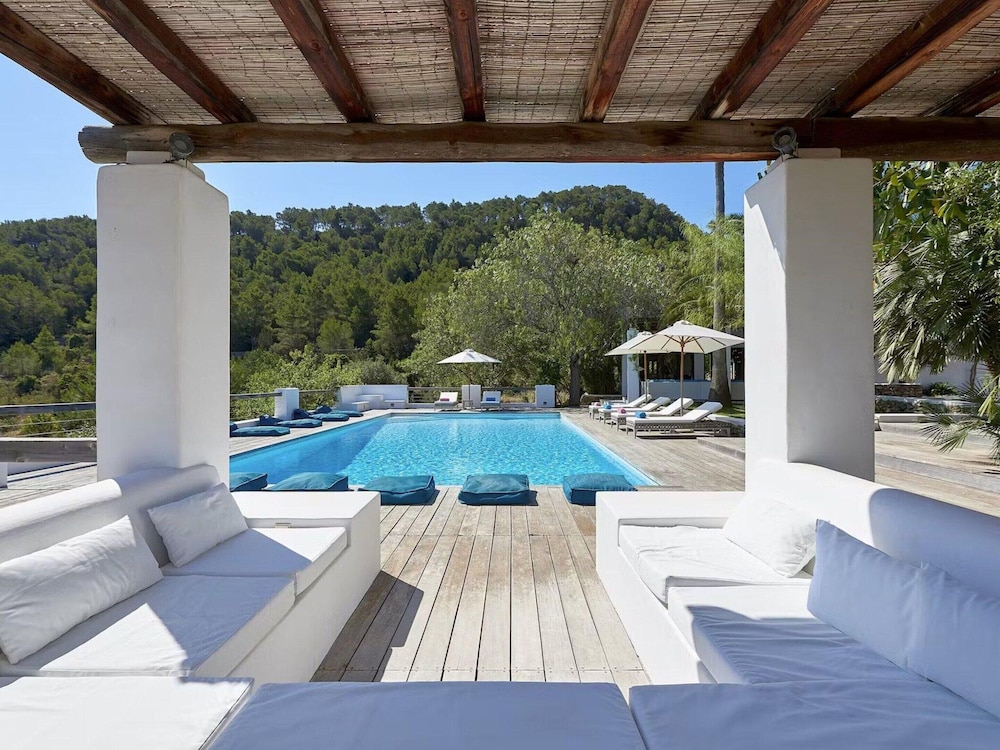 Idyllic Villa With Swimming Pool