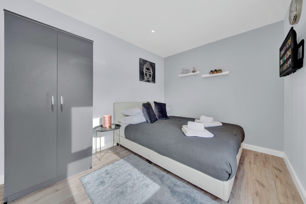 Lovely 1-bed Studio in West Drayton view 4
