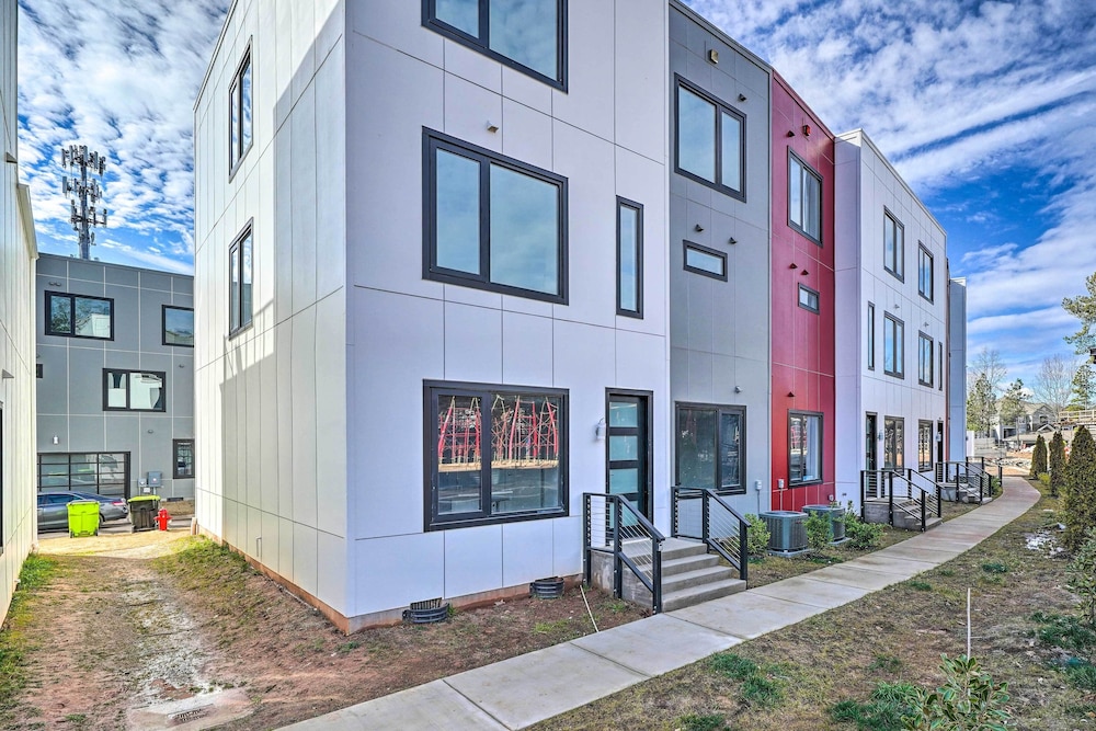 Spacious & Modern Townhome 6 Mi to Duke!