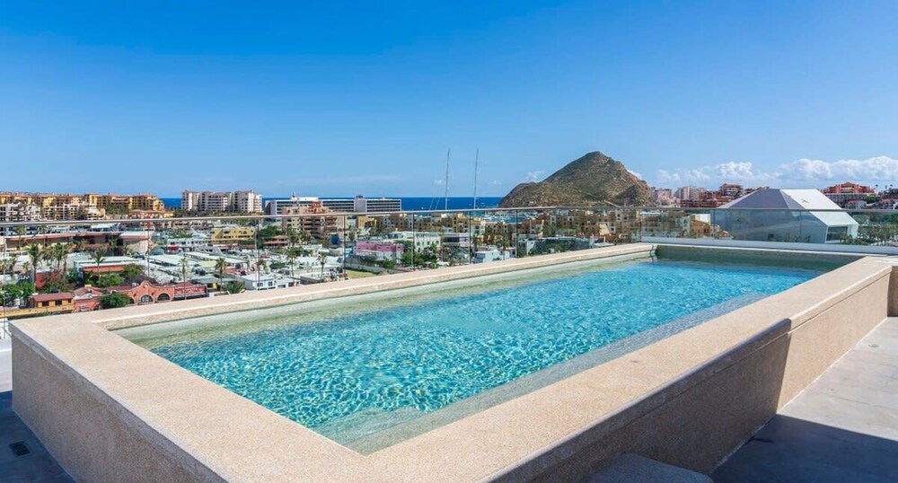 New 1BR Condo in Marina - Rooftop Pool - King Bed