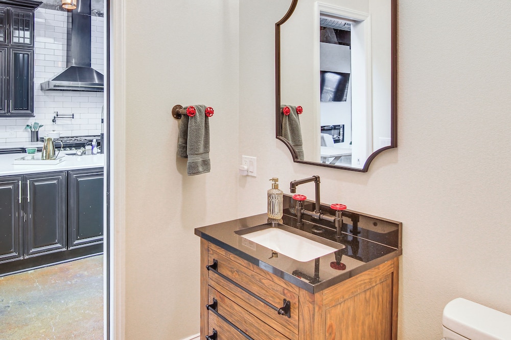 Modern Dtwn Condo w/ Balcony in Hendersonville