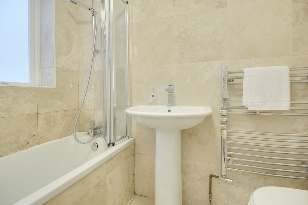 Sunny Cottage | By My Getaways | Free Parking
