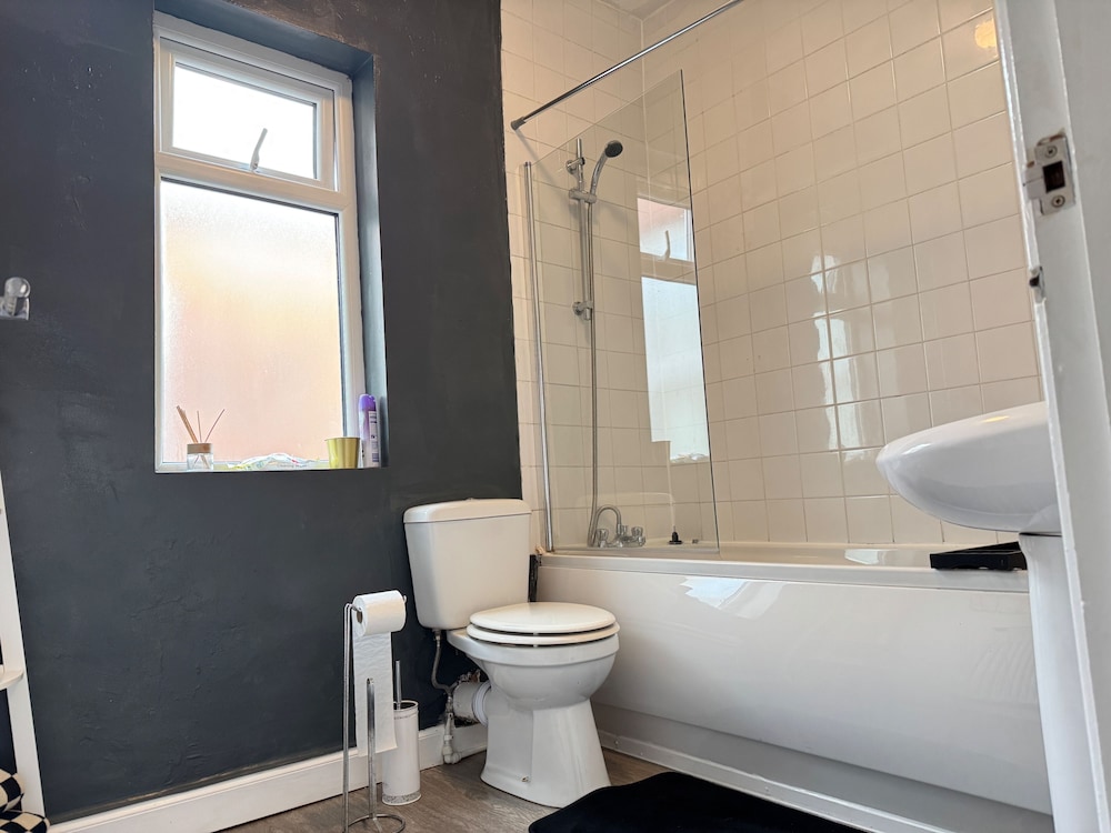 Manchester - House - Sleeps 6 - Parking - Garden