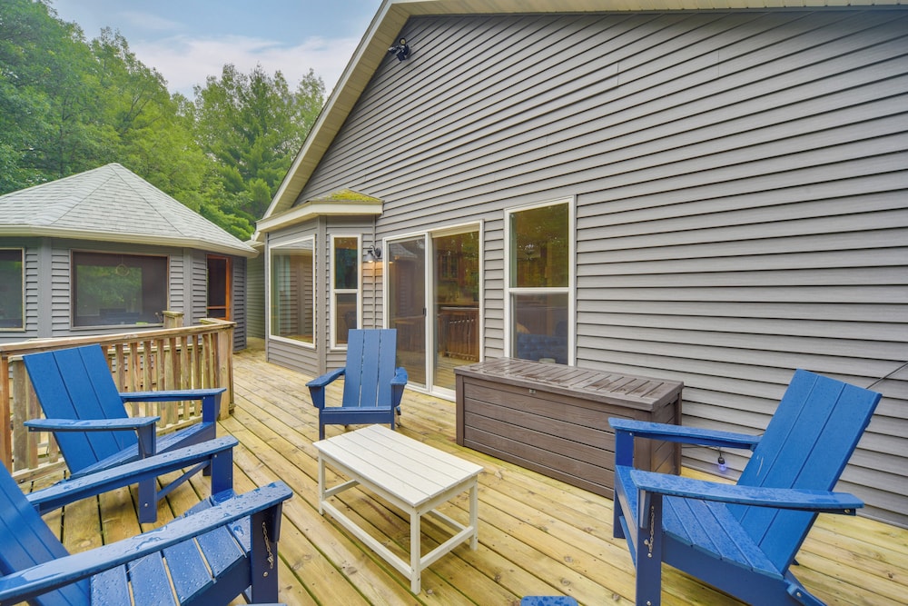 Swim Dock & Game Room: Lakefront Home in Siren!
