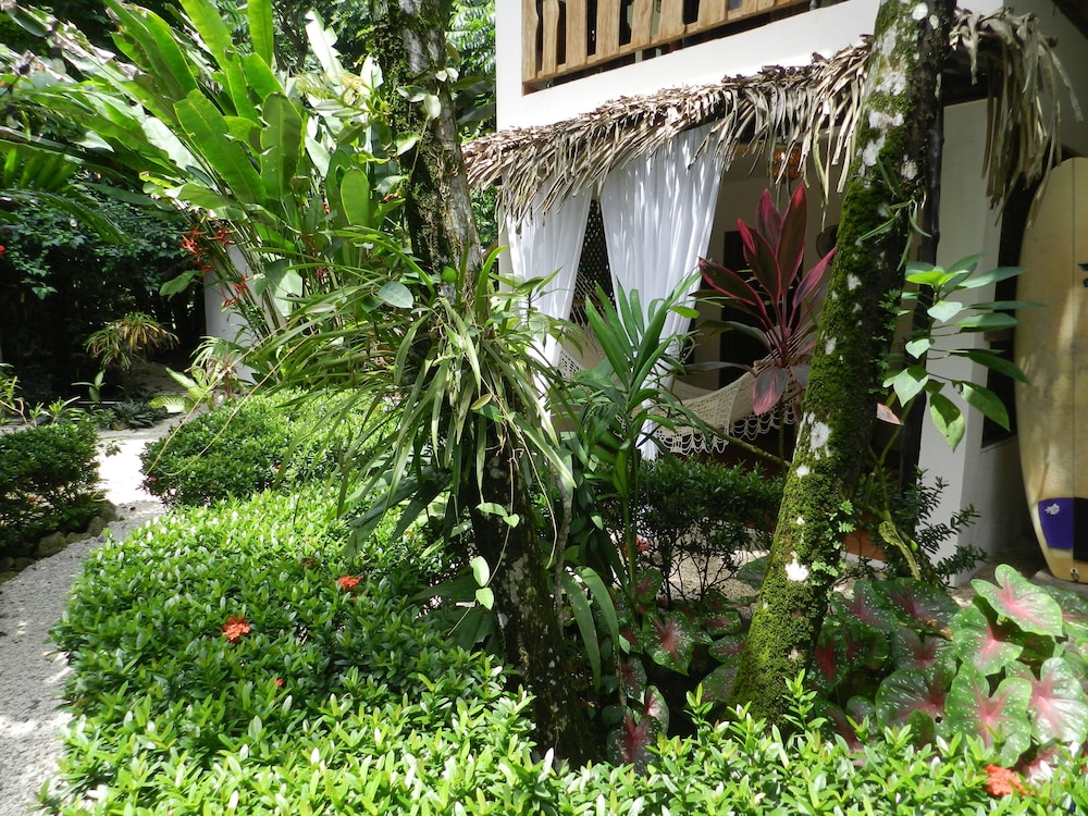Colibri Surf House & Flats