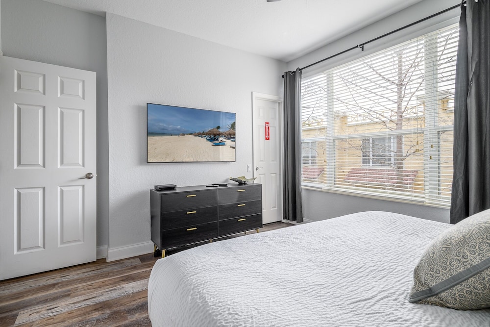 Casa Bella Townhome 3 Bedroom Condo by RedAwning