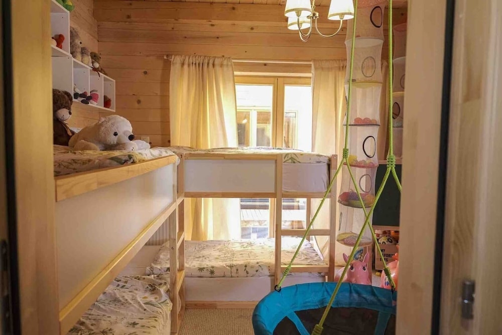 Lovely 4-bed Cottage in Kolasin view 4