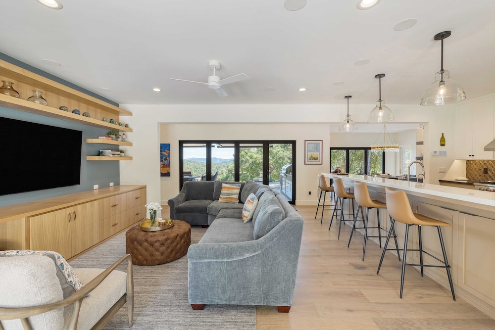 Rancho Robles by Avantstay Vineyard Villa w/ Views, Pool & Privacy