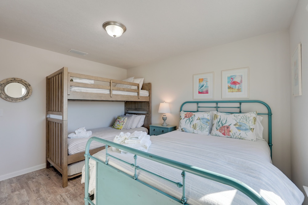 Steps to Shore: Windmark Beach Retreat w/ Balcony!