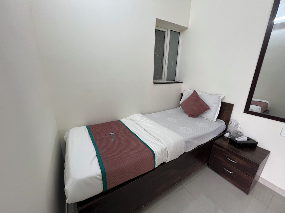 Pinaki Comfort Stay Malad - Near Nesco & Oberoi Mall