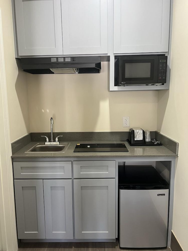 Elite Inn & Suites