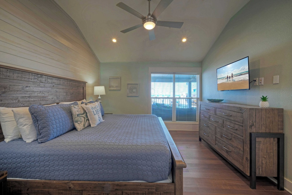 Blue Marlin & Dolphin Buyout Marina-front Escape for 10 Guests Walkable Access to Port A