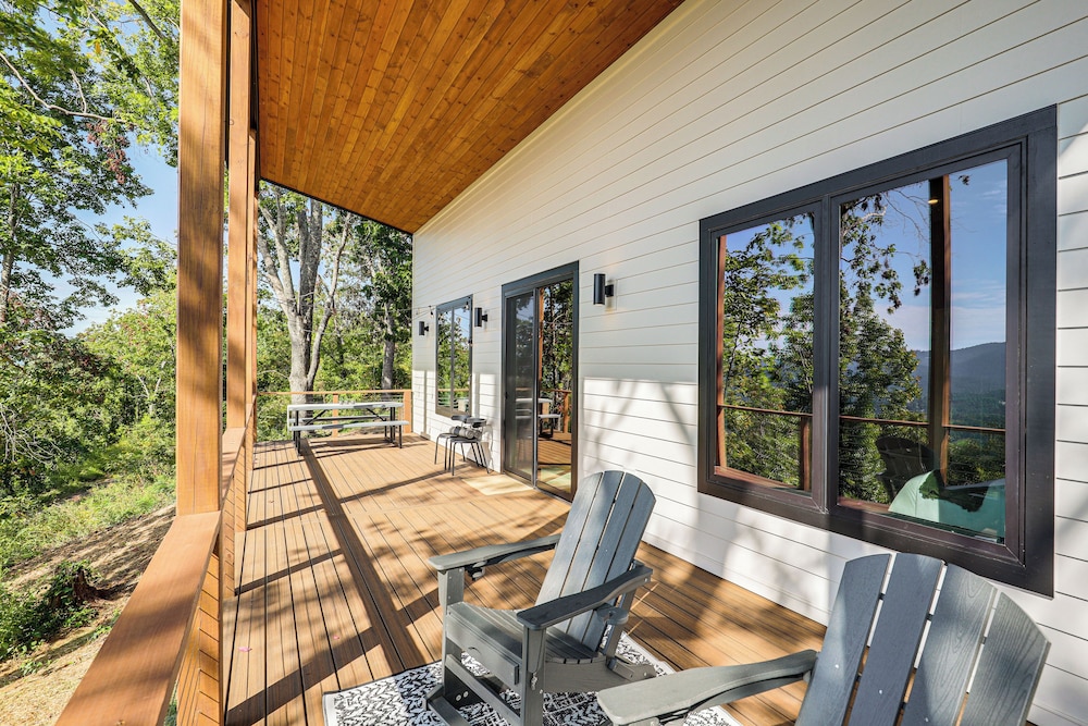 12 Mi to Asheville: Mtn-view Gem in Weaverville