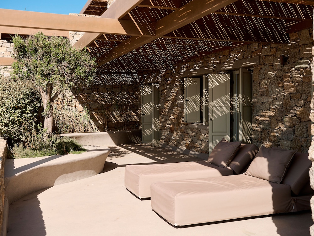 Kounoupas Complex by Mykonos Rocks