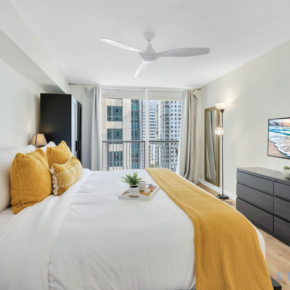 Modern 1-br Condo in Upscale Brickell Locale