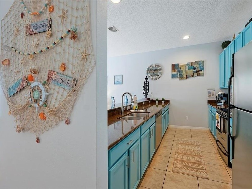 Adorable Townhome Remodeled With Comfort And Relaxation In Mind! Splash Pool! 4 Bedroom Townhouse