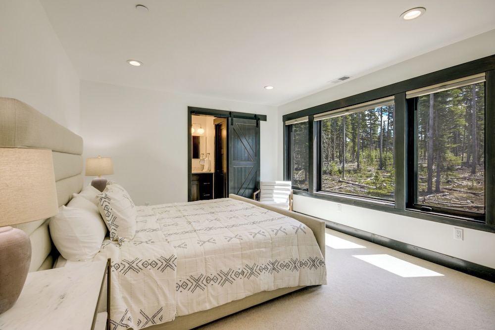 2 Mi to Big Sky Resort: Luxe Mtn-view Retreat!