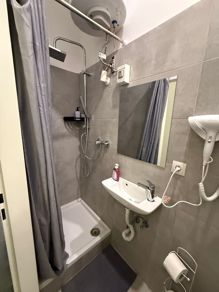 Modern 1BR Apt Steps from Westbahnhof