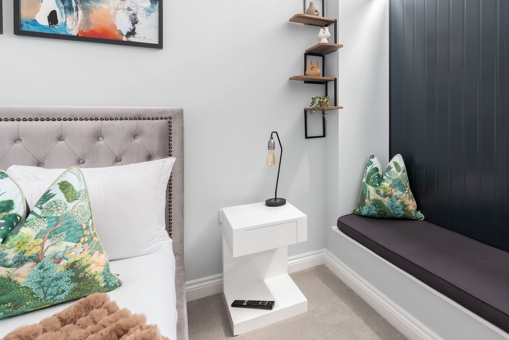 Elliot Oliver - Stylish 2 Bedroom Town Centre Apartment view 4