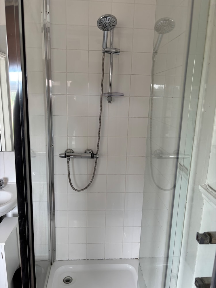 Modern 2-bed Victorian Apartment - Sleeps 6 & Pets