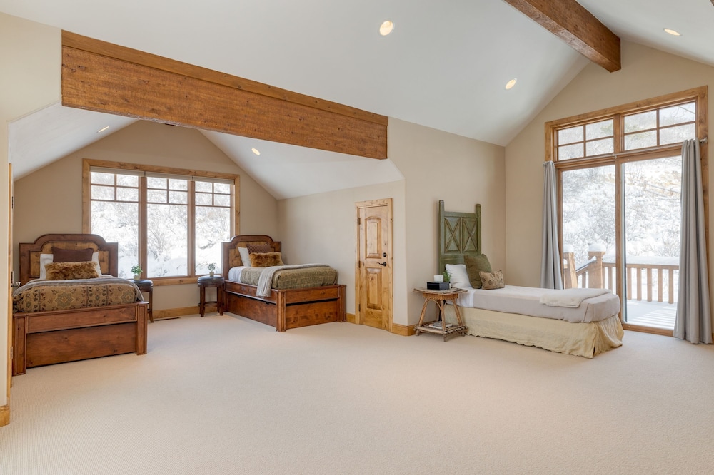 Telemark Luxury Retreat by Avantstay Stunning Views w Hot Tub Theatre Room and Pool Table