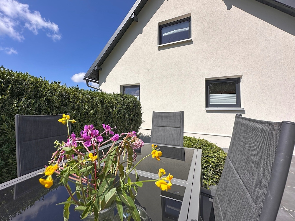 Freistehendes Haus mit Ofen, Terrasse und Garten