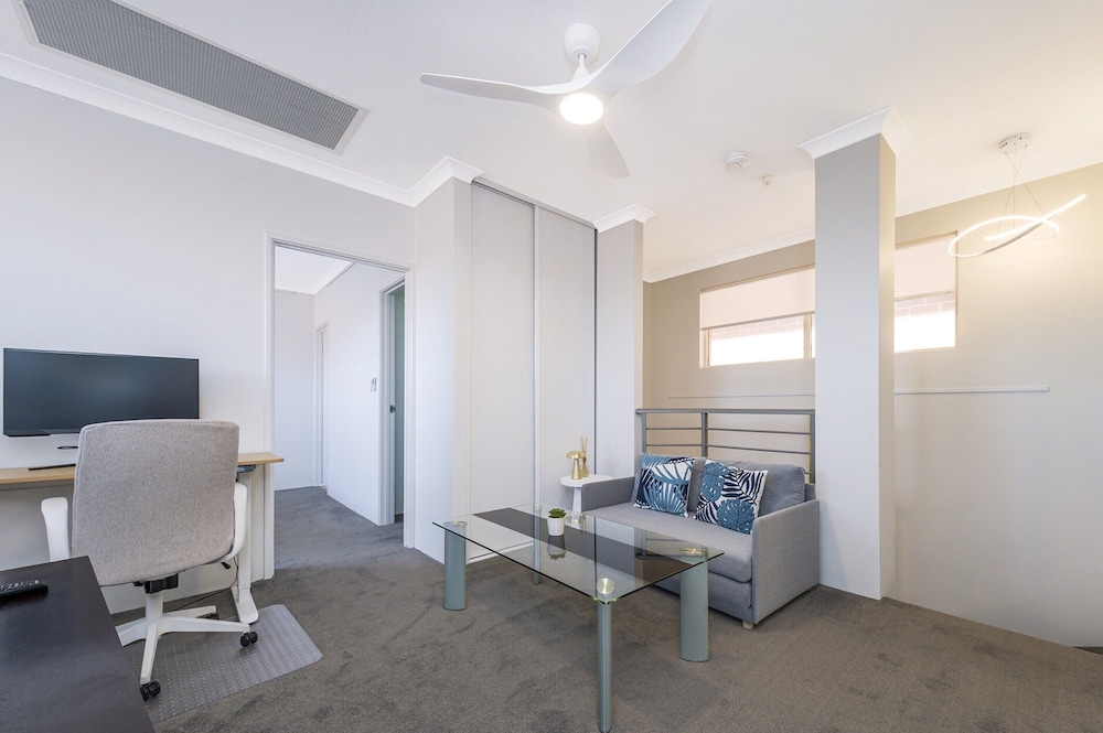 Stylish 3-bed Townhouse With Courtyard & BBQ