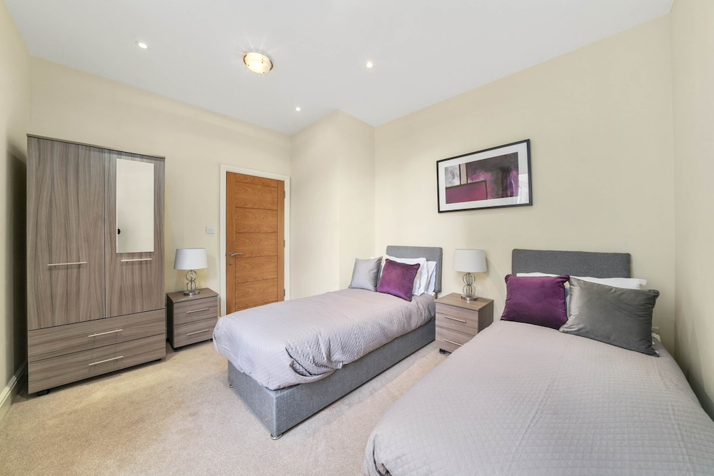 Luxury 2 Bedroom Apartments with Parking view 4