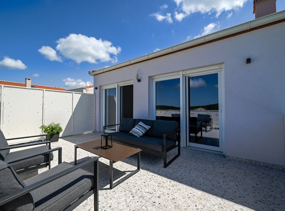 Matohanci Dazzling Villa With Pool