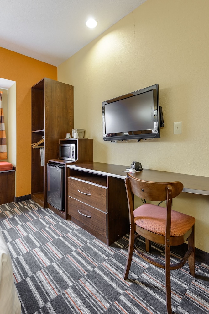 Microtel Inn & Suites by Wyndham Greenville/University Medic - Image 2