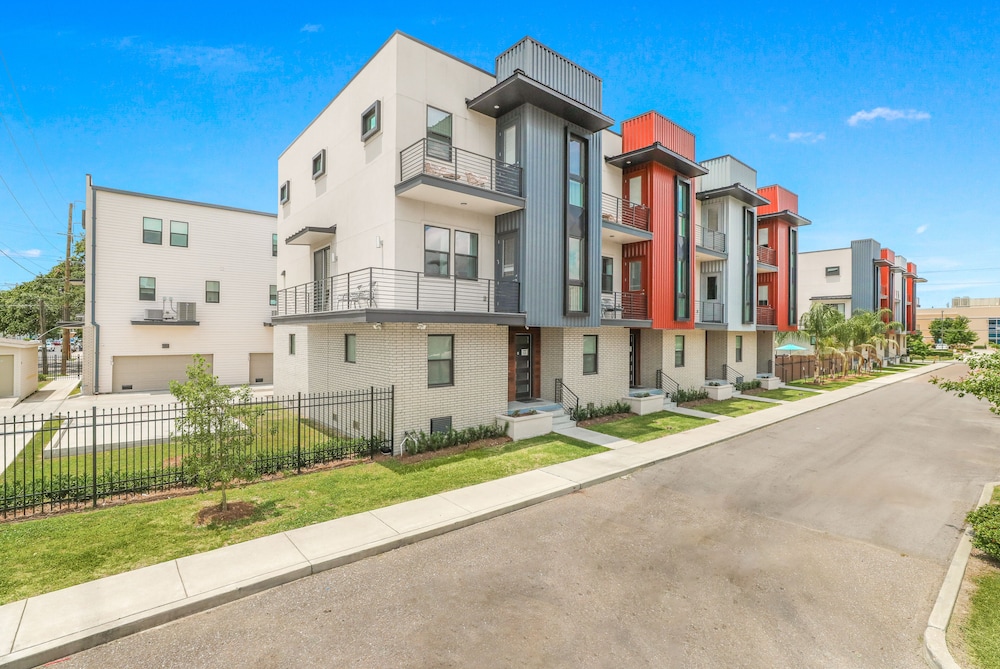 4 Bedroom Bienville Townhouses near Restaurants - Image 1