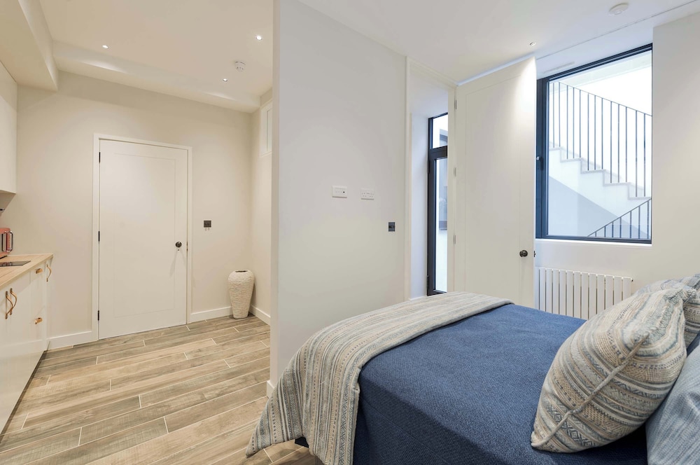 5 Bed House w/ Indoor Pool, Sauna & Private Garden - Fulham