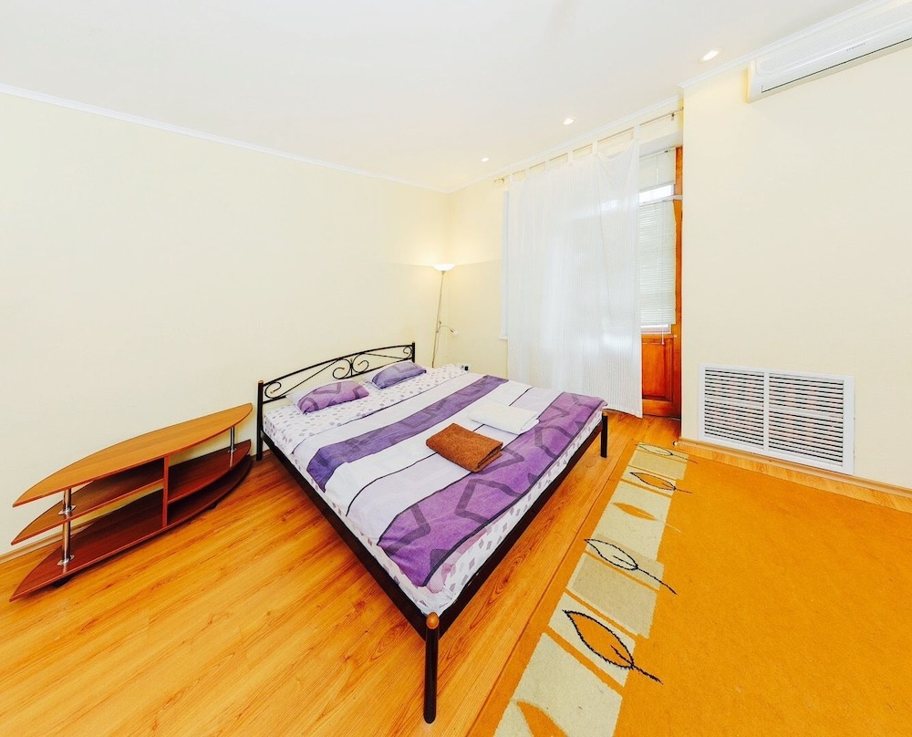 Hotrent Baseina Street Area