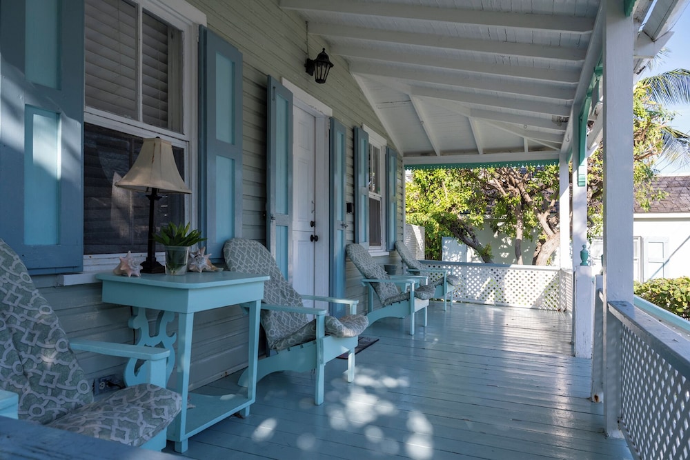 Island Serenity: Charming Watercolor Cottage Near Beach