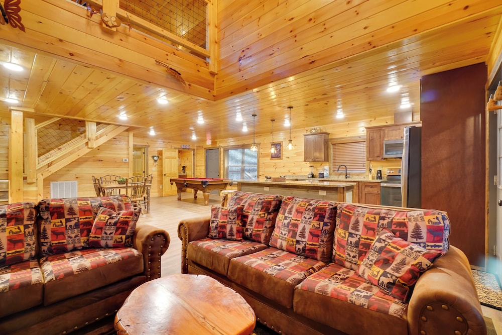 12 Mi to Gsmnp: Cabin w/ Game Room in Sevierville