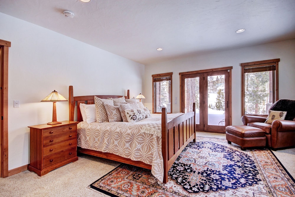 Pine Needle Lodge 5 Bedroom Home by RedAwning