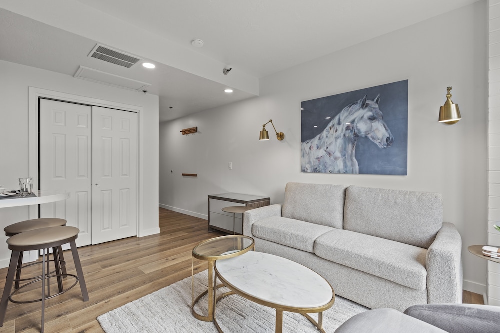 Galleria 307-studio 1 Bedroom Home by RedAwning view 3