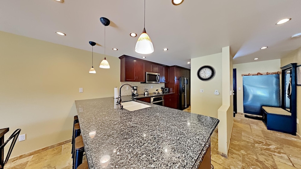 Gorgeous Remodeled Condo With Views Of Mammoth Mountain! by RedAwning