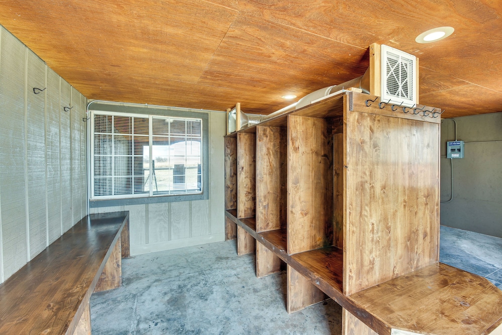 Riverside Retreat in Bridgeport w/ Game Room!