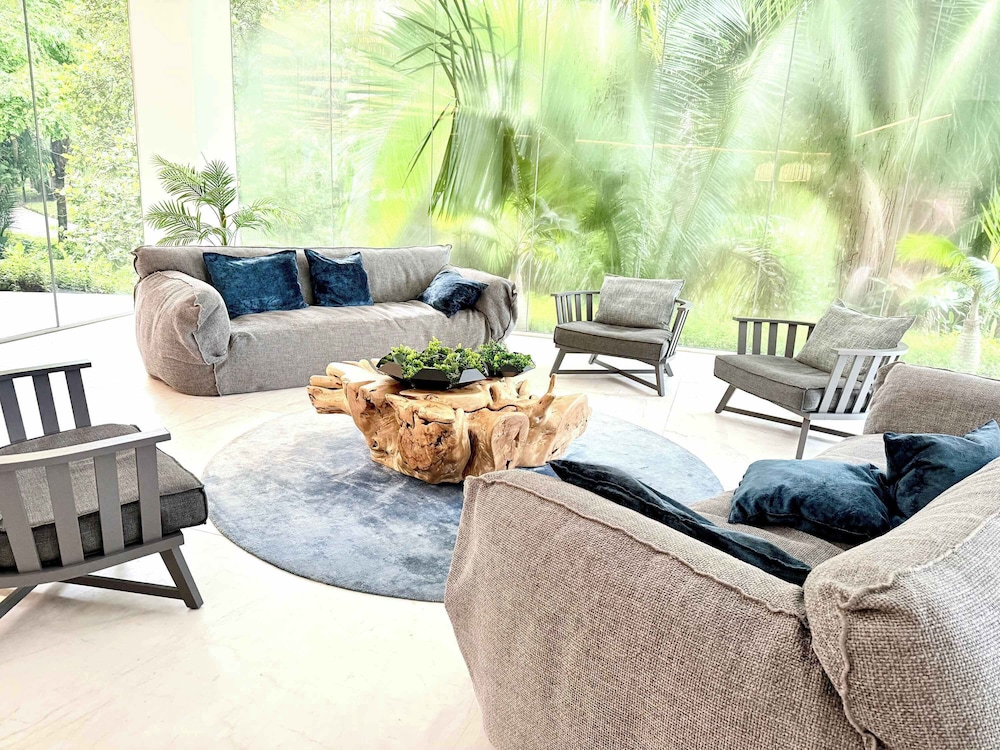 Bolongo: Your Exclusive Oceanfront Escape