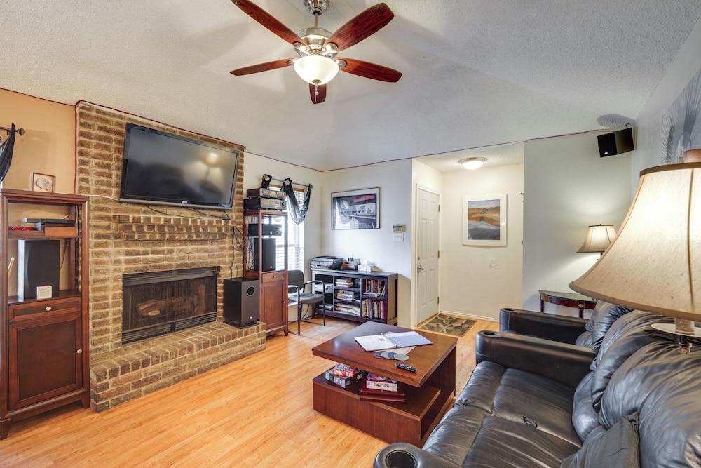 4 Blocks to At&t Stadium: Home w/ Bbq-ready Yard!