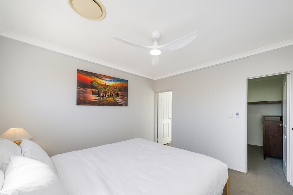 Stylish 3-bed Townhouse With Courtyard & BBQ