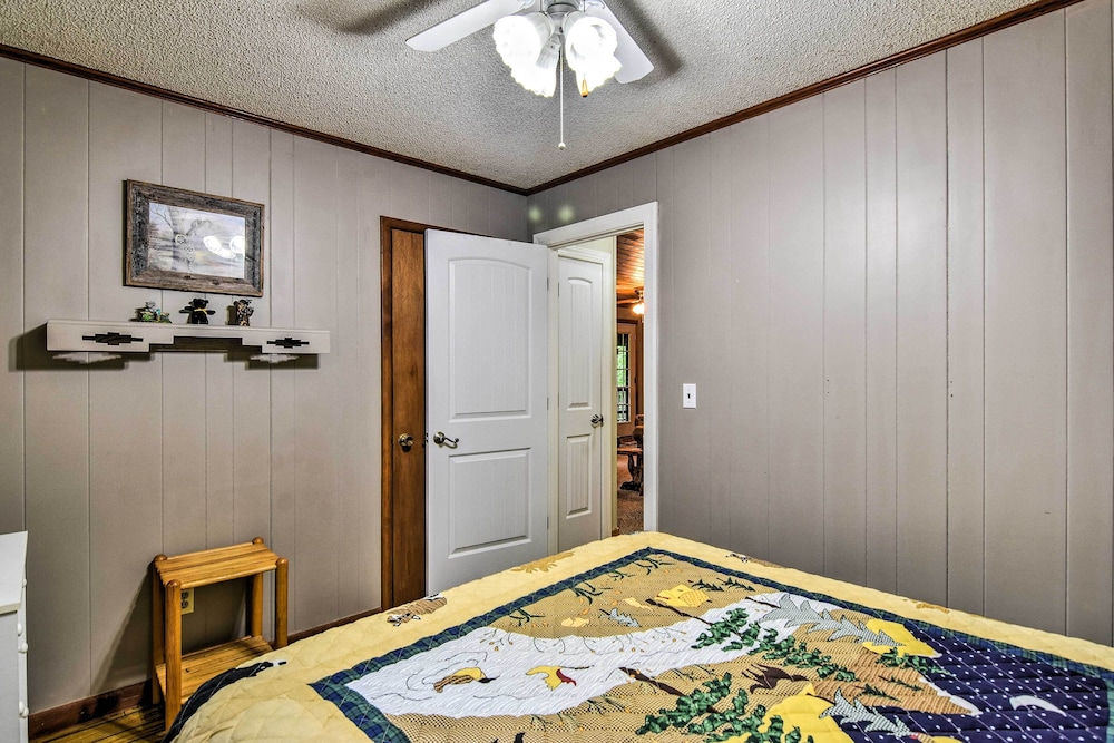 Robbinsville Cabin w/ Deck: 3 Mi to Fontana Lake! view 4