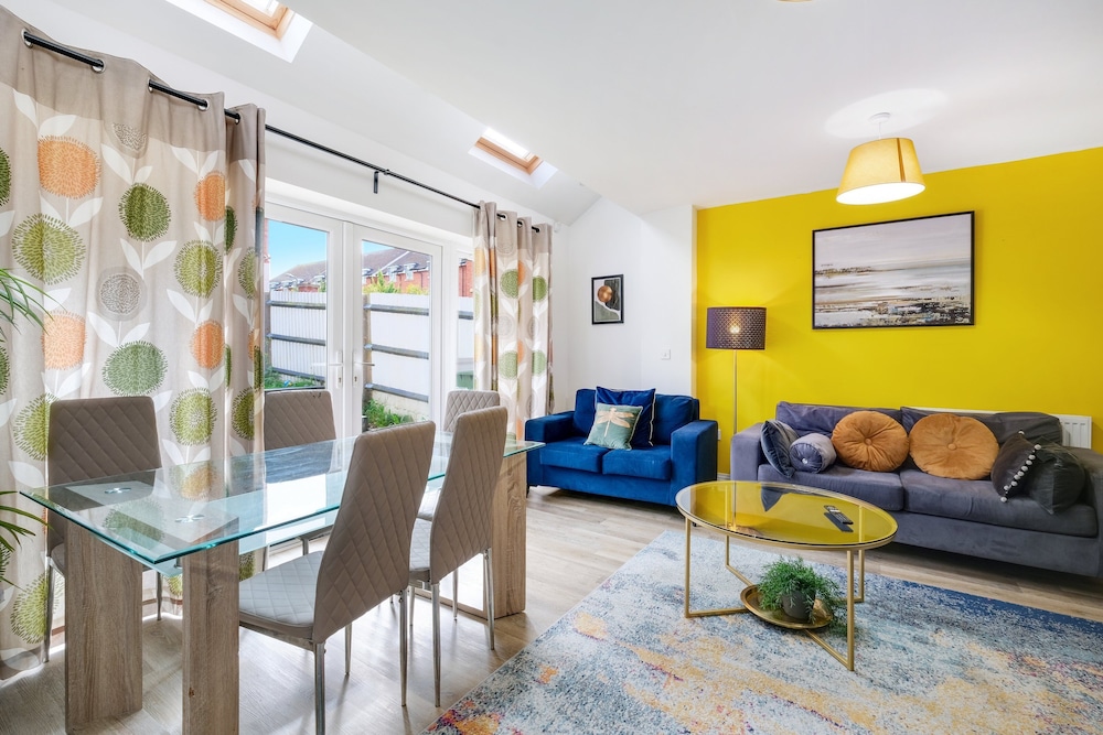 Foxherne 6 Bed & 3 Bath Serviced Hse -20