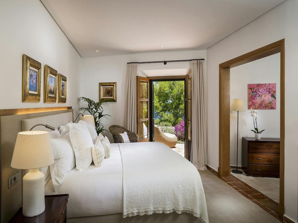 Elegant Villa With Communal Space