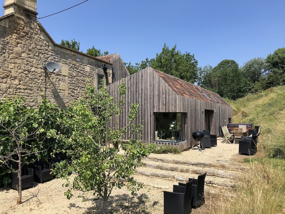 Large Boutique Holiday House With hot tub Near Bath view 3
