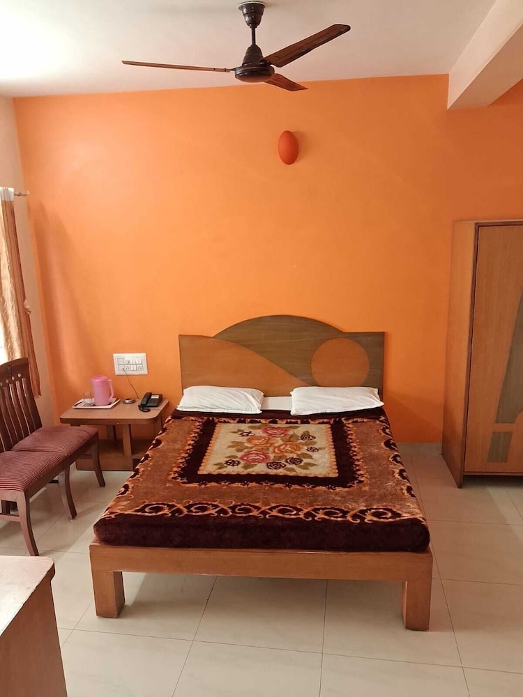 Sri Vinayaka Lodge