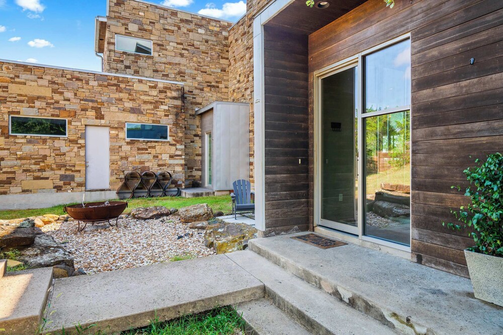 Luxury 4BR Hilltop Retreat Hot Tub & Scenic Views