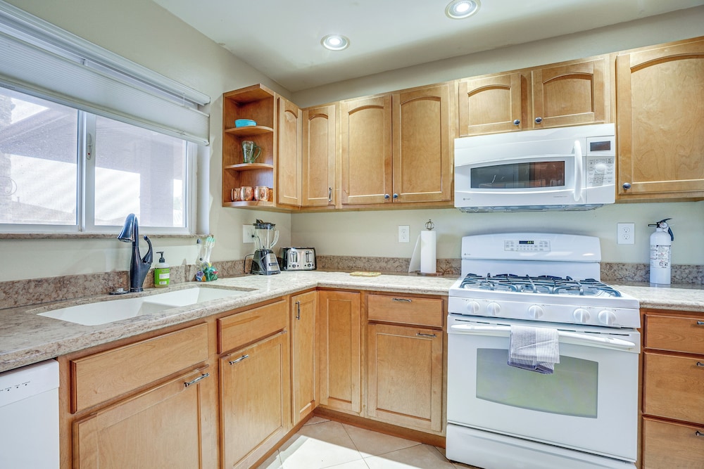 Close to Golf: Sun City Escape w/ Furnished Porch!