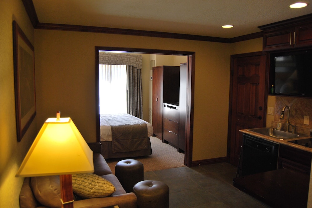 White Pines 2-BD at Westgate - Apex